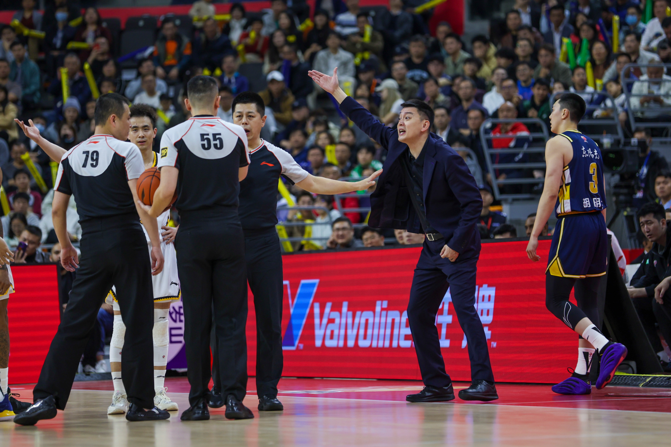 关于关键时刻突围战来临，深圳男篮围绕社区盾复出首秀，态度坚定，球队文化再被提及的信息-体育资讯